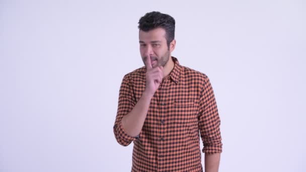 Glücklicher bärtiger persischer Hipster mit Finger auf den Lippen — Stockvideo