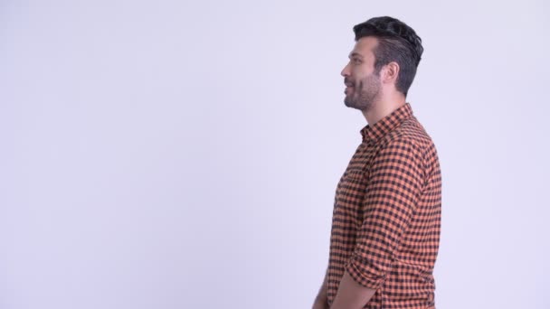 Pohled profilu šťastného vousatého Perského hipstera s úsměvem — Stock video