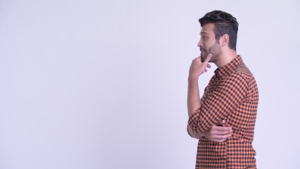 Вид профілю щасливий бородатий Перська хіпстер людина думає — стокове відео
