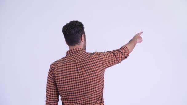 Vista posteriore dell'uomo hipster persiano barbuto che punta il dito — Video Stock