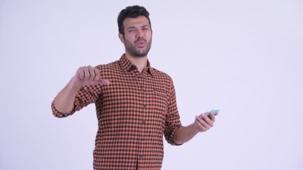 Stressé barbu perse hipster homme en utilisant le téléphone et obtenir de mauvaises nouvelles — Video