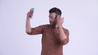 Mutlu sakallı İranlı hipster adam telefon ile selfie alarak