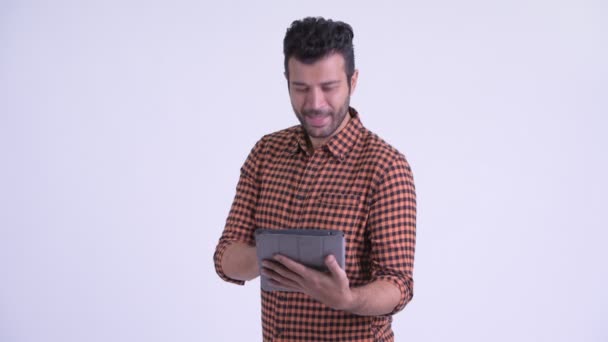 Ευτυχισμένος μουσάτος περσικός άντρας με χρήση ψηφιακού δισκίου — Αρχείο Βίντεο