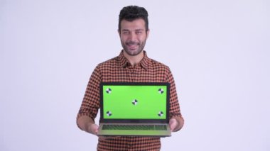 Mutlu sakallı Farsça hipster adam dizüstü gösteren