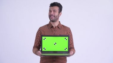 Mutlu sakallı Farsça hipster adam dizüstü bilgisayar gösterirken düşünme