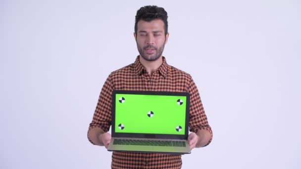 Happy szakállas perzsa csípő ember beszél, miközben bemutatja laptop — Stock videók