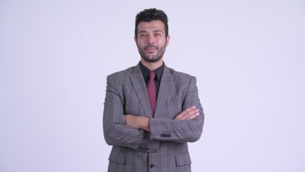 Felice uomo d'affari persiano barbuto sorridente con le braccia incrociate — Video Stock