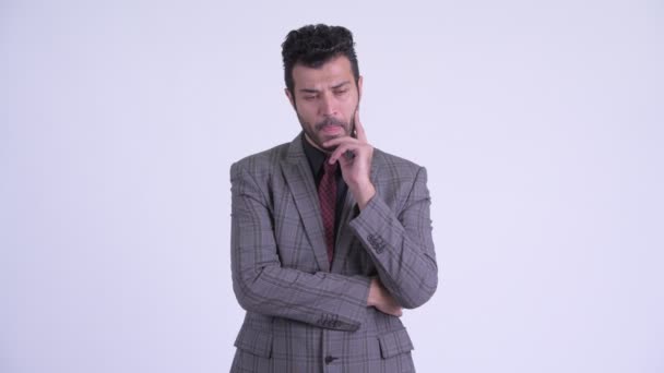 Gestresster bärtiger persischer Geschäftsmann, der denkt und nach unten schaut — Stockvideo