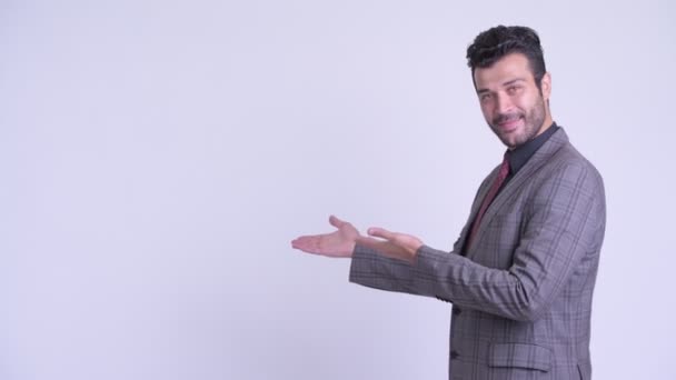 Boldog szakállas perzsa üzletember mutat valamit a hátsó — Stock videók