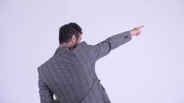 Sakallı İranlı işadamının arka görünümü pano tutan ve yönetmenlik
