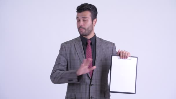 Stressato barbuto uomo d'affari persiano mostrando appunti e dando pollici verso il basso — Video Stock