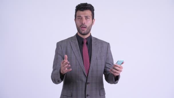 Στρεσαρισμένος μουσάτος περσικός επιχειρηματίας χρησιμοποιώντας το τηλέφωνο και να πάρει άσχημα νέα — Αρχείο Βίντεο