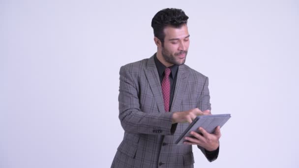 Empresário persa barbudo feliz usando tablet digital — Vídeo de Stock