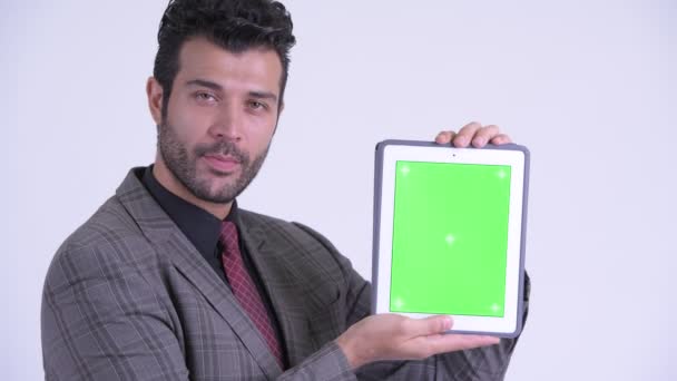 デジタルタブレットを示す幸せなひげペルシャのビジネスマンの顔 — ストック動画