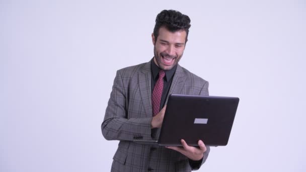 Feliz barbudo hombre de negocios persa utilizando el ordenador portátil — Vídeos de Stock