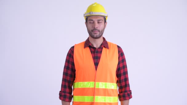 Feliz hombre barbudo persa trabajador de la construcción sonriendo — Vídeos de Stock