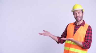 Mutlu sakallı Pers adam inşaat işçisi bir şey gösteren