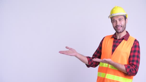 Szczęśliwy Brodaty Perska pracownik budowlany pokazując coś — Wideo stockowe