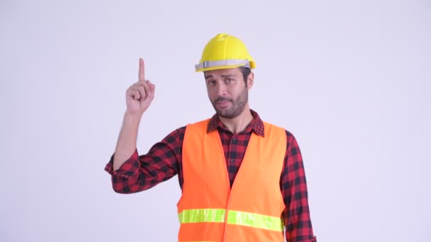Lycklig skäggiga persisk man byggnadsarbetare pekar upp — Stockvideo