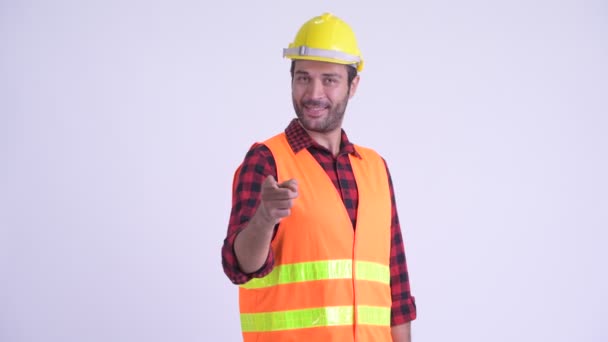 Feliz hombre barbudo persa trabajador de la construcción apuntando a la cámara — Vídeos de Stock