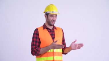 Mutlu sakallı Pers adam inşaat işçisi bir şey sunan