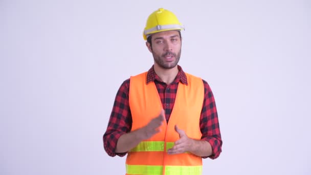 Щасливий бородатий перський людина будівельний працівник пояснюючи щось — стокове відео