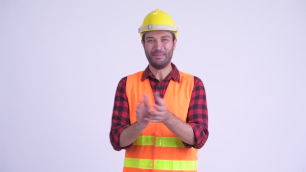 Feliz barbudo hombre persa trabajador de la construcción aplaudiendo de la mano — Vídeos de Stock