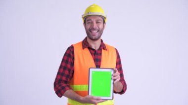 Mutlu sakallı Pers adam inşaat işçisi dijital tablet gösterirken konuşuyor