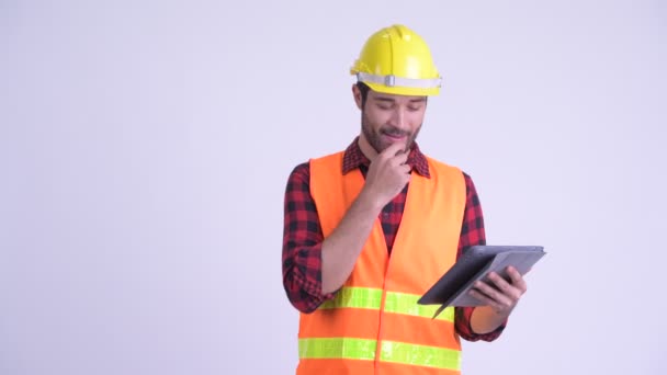 Счастливый бородатый персидский строитель, использующий цифровые планшеты и показывающий большие пальцы вверх — стоковое видео