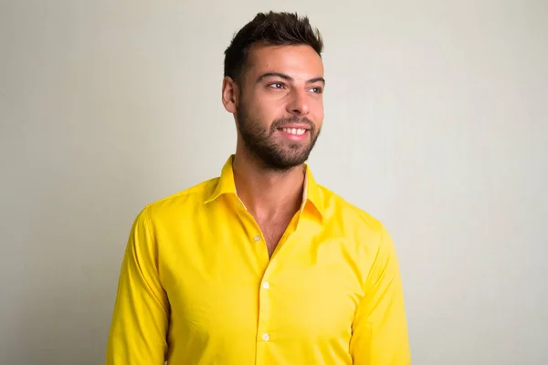 Studio shot de jeune homme d'affaires barbu beau portant chemise jaune — Photo