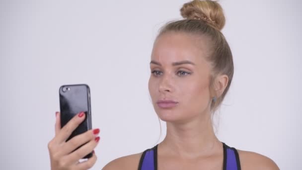 Cara de joven feliz hermosa mujer rubia usando el teléfono — Vídeos de Stock