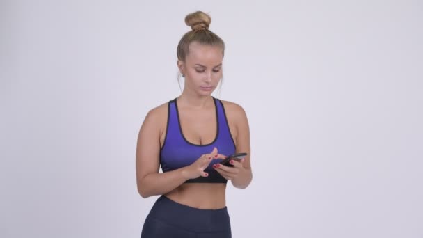 Mujer rubia joven estresada usando el teléfono y recibiendo malas noticias — Vídeos de Stock