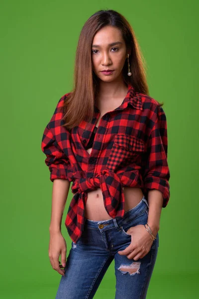 Jong slank aziatisch vrouw tegen groen achtergrond — Stockfoto