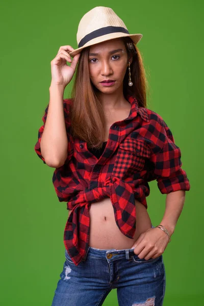 Tineri subțire asiatic femeie împotriva fundal verde — Fotografie, imagine de stoc