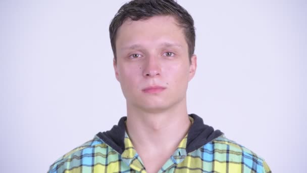 Tvář mladého pohledného muže hledícího do kamery — Stock video