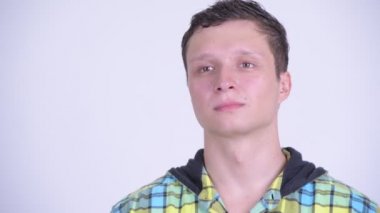 Mutlu genç yakışıklı adam gülümseyen ve düşünme