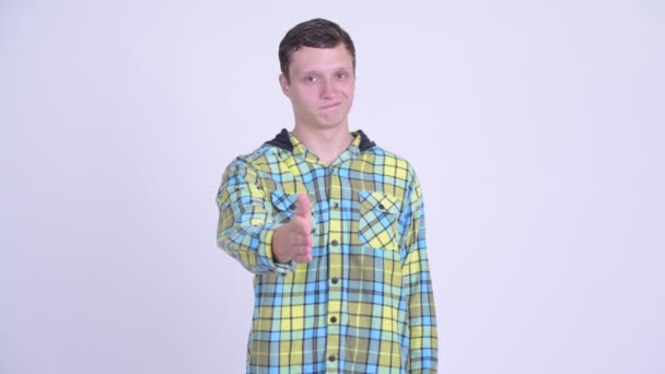 Glücklich junger schöner Mann gibt Handschlag — Stockvideo