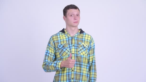 Šťastný mladý pohledný muž, který dává palce — Stock video