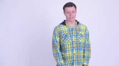 Genç adam sorgulanırken sinirli görünüyor.
