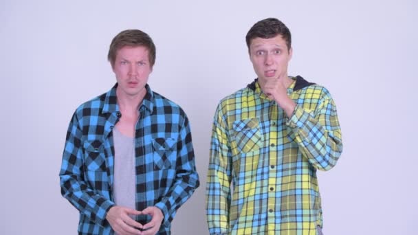 Dva mladí muži mají špatnou zprávu a dívají se spolu na sebe. — Stock video