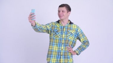 Mutlu genç yakışıklı adam telefon gösteren