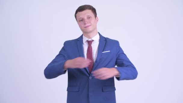 Счастливый молодой привлекательный бизнесмен, улыбающийся со скрещенными руками — стоковое видео