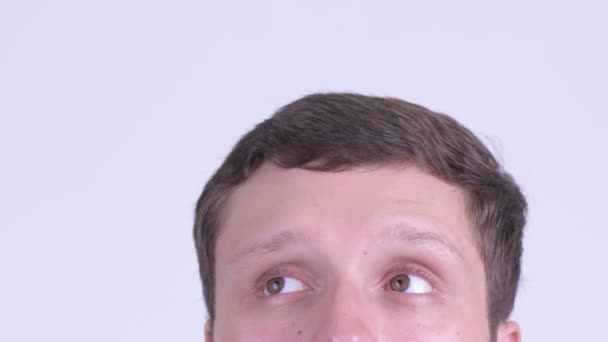 Augen eines jungen Mannes, der nachdenkt und aufblickt — Stockvideo