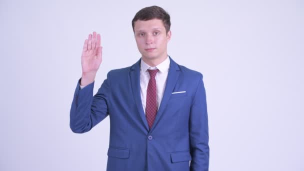 Счастливый молодой красивый бизнесмен машет рукой — стоковое видео