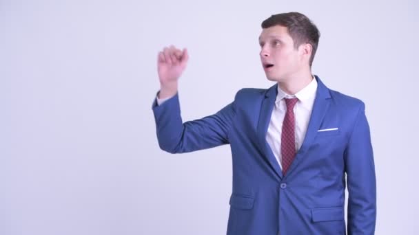 Gelukkig jonge knappe zakenman aanraken iets — Stockvideo