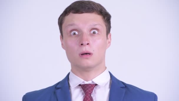 Tvář mladého hezkého obchodníka, který vypadal překvapeně — Stock video