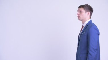 Genç yakışıklı işadamı profil görünümü