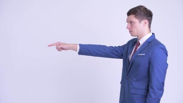Вид профілю молодого красивого бізнесмена, який направляє і вказує палець — стокове відео