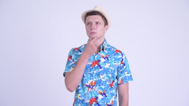 Heureux jeune homme beau touriste penser 