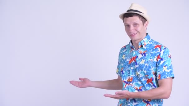 Mutlu genç yakışıklı turist adam bir şeyler gösteriyor — Stok video